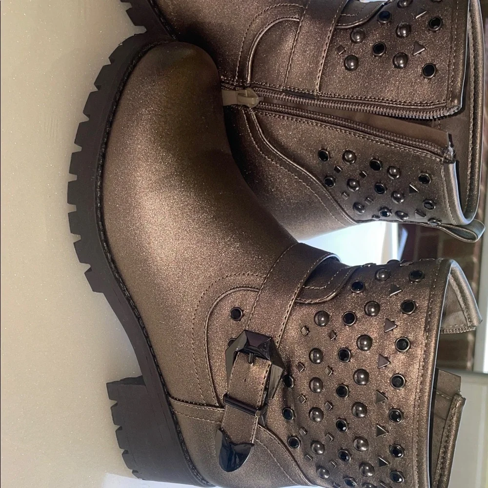 Janessa Studded Ankle Boots Size 39 Bronze Metallic Lug Sole KL-332 ✨
